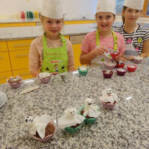 Beim Verzieren der Muffins