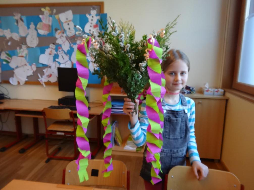 Helena präsentiert stolz ihren Buschen mit den farbigen Bändern.