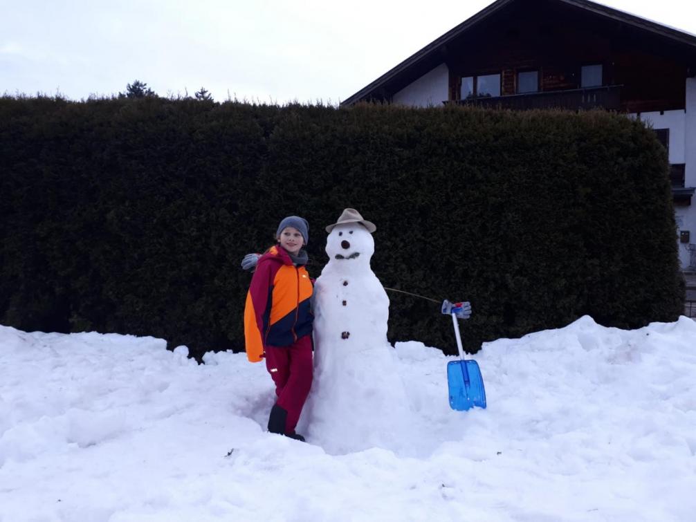 Elisa mit ihrem gelungenen Schneemann