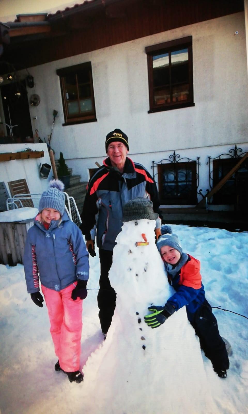 Der Schneemann von Paula mit Gehilfen