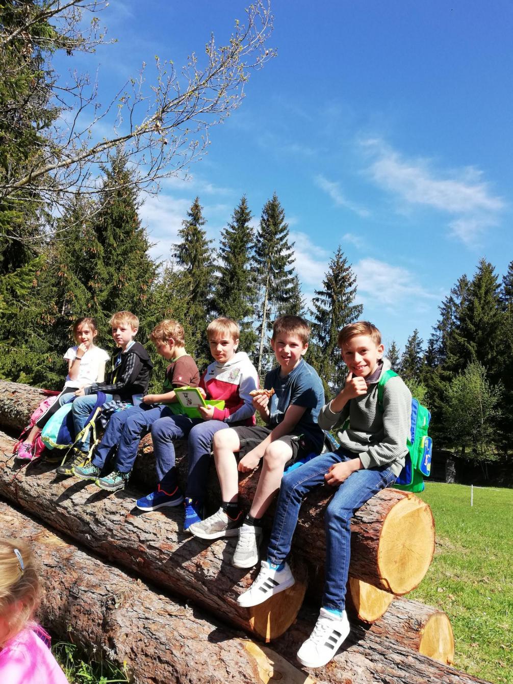 Die Jungs haben sich ein tolles Plätzchen ausgesucht.