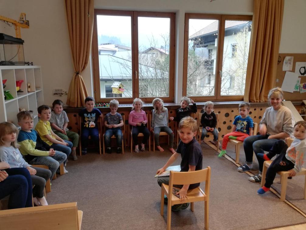 Beim Vorlesen aus seinem Lieblingsbuch