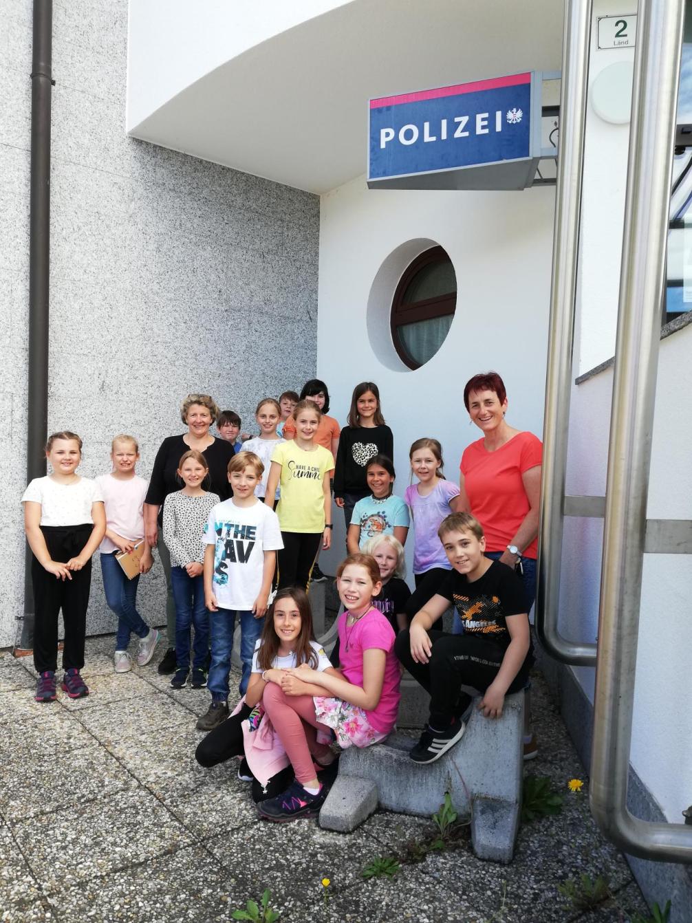 Vor dem Polizeiposten