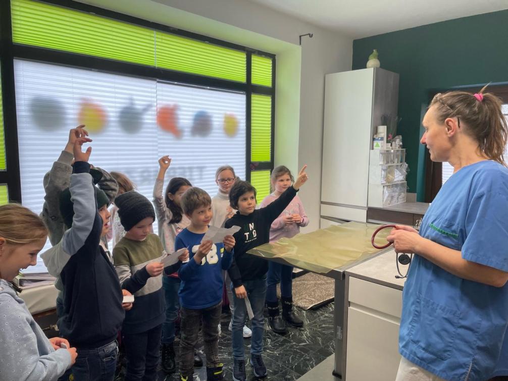 Besuch der 2a beim Tierarzt